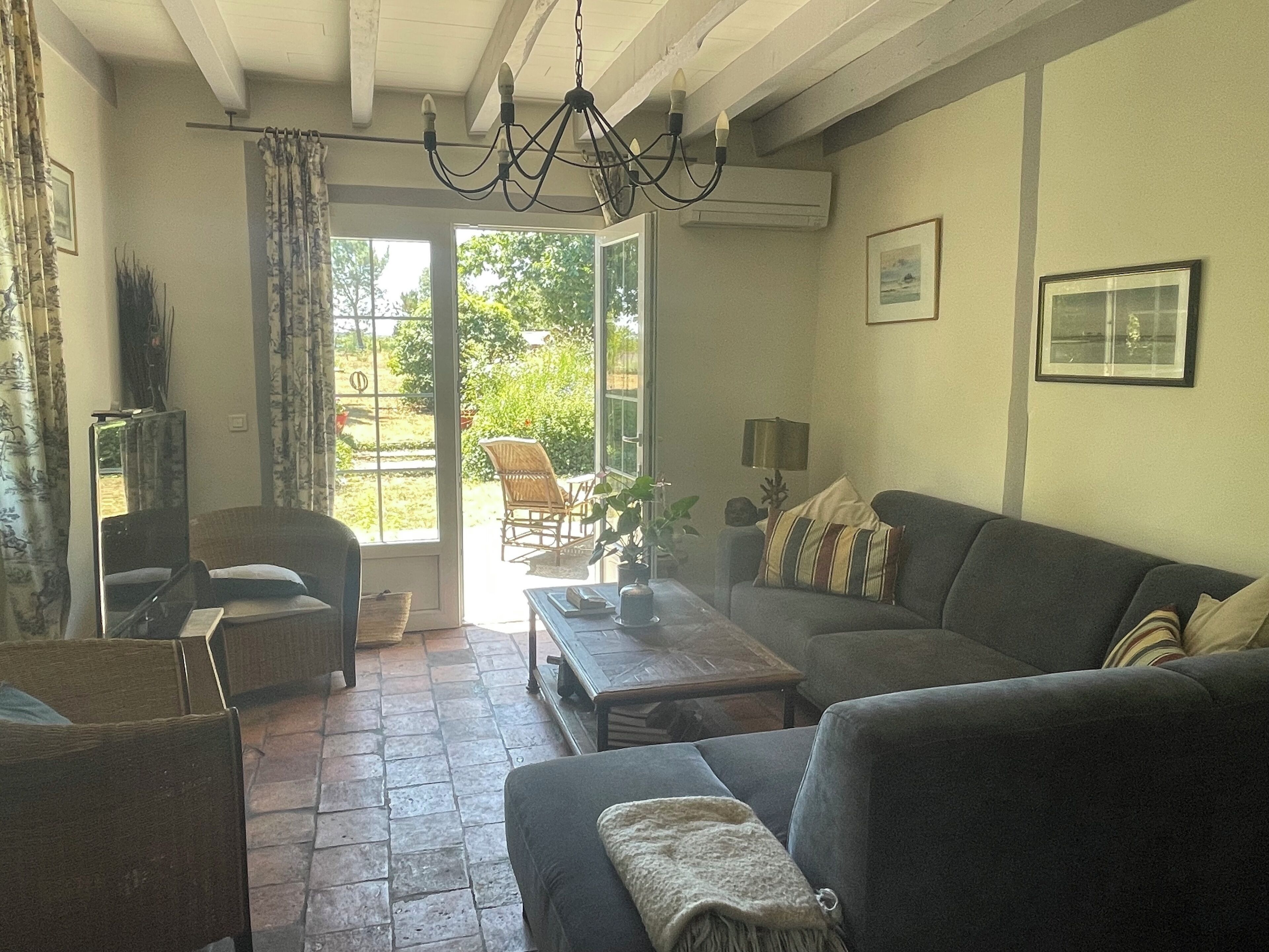 TV connectée, cheminée, table de tennis de table, livres