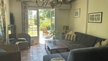 TV connectée, cheminée, table de tennis de table, livres