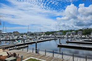 Marina - Coastal Condo with golf course view and shared pool access (Southport)