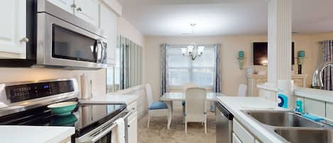 Réfrigérateur, micro-ondes, four, plaque de cuisson