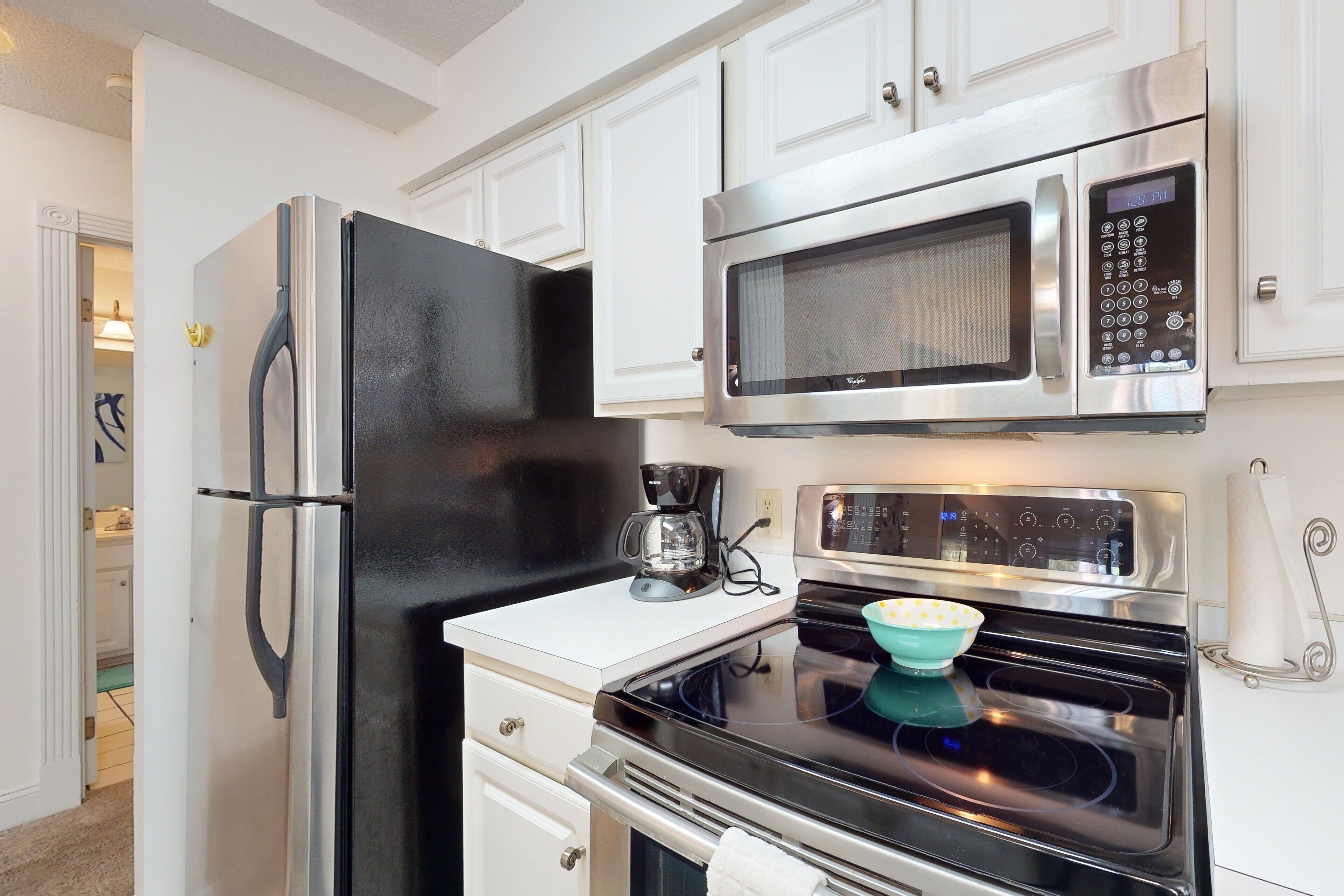 Køleskab, mikrobølgeovn, ovn, kogeplade