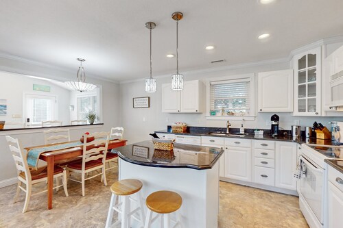 Island home with a shared pool, open layout, balcony, & AC - dog-friendly