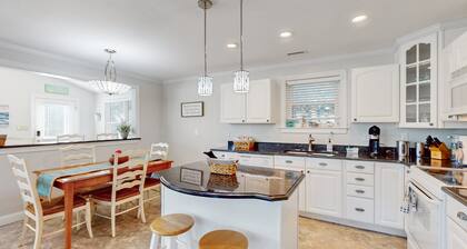 Island home with a shared pool, open layout, balcony, & AC - dog-friendly
