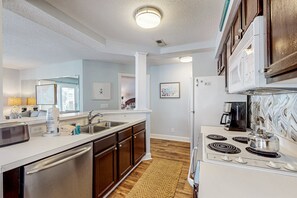 Kjøleskap, mikrobølgeovn, ovn og kokeplater