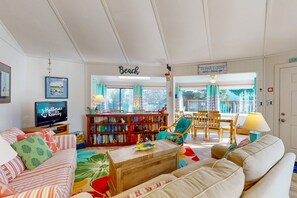 Smart-TV, DVD-spiller, bøker og filmbibliotek