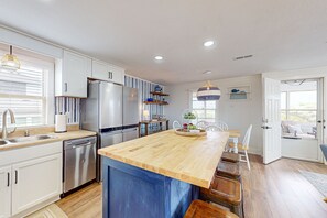 Coffee/tea maker, fridge, microwave, oven - 3 bedroom homes with Shared pool and short walk to the beach (Frisco)
