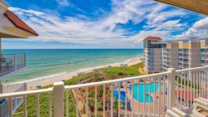 Ein Strandhotel mit Pool, direktem Strandzugang und Meerblick.