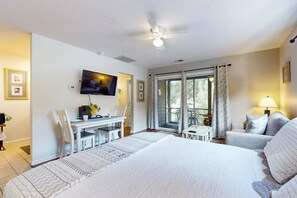 3 bedrooms, iron/ironing board, travel crib, free WiFi - Resort Villa Close to Golf & Beach (Sunset Beach)