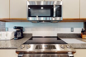 Refrigerador, microondas, horno y parrilla de estufa 