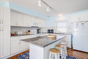 Kjøleskap, mikrobølgeovn, ovn og kokeplater