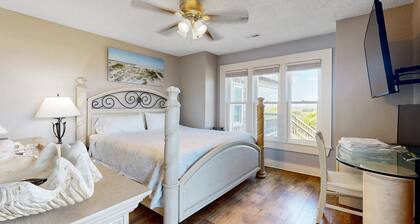 Oceanfront Condo w/Free WiFi, Central AC, Ocean View, Private W/D, & Shared Pool