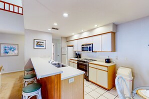 Geladeira, micro-ondas, fogão, cooktop