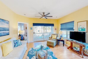 Smart TV - Clean condo with golf course & water views - with balcony, central AC, & W/D (Sunset Beach)