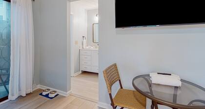 Ev's Escape,201B: Lovely stay with patio, & kitchenette - dog- & snowbird-friendly