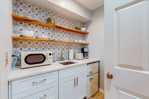 Mikrobølgeovn, kaffetrakter/tekoker, brødrister og kjøkkenutstyr