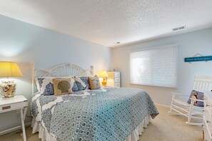2 bedrooms, iron/ironing board, Internet, bed sheets - Updated golf resort condo near beach with pool, tennis/pickleball & private deck (Sunset Beach)