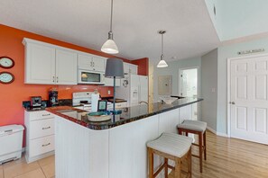 Kjøleskap, mikrobølgeovn, ovn og kokeplater