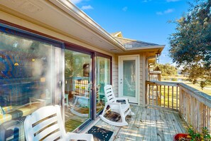 Property grounds - Updated golf resort condo near beach with pool, tennis/pickleball & private deck (Sunset Beach)
