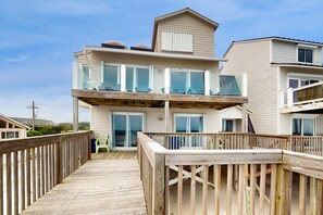 Property grounds - Townhome on the sand with direct beach access, ocean views, deck, & W/D (North Topsail Beach)