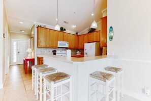 Køleskab, mikrobølgeovn, ovn, kogeplade