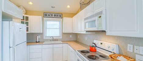 Kjøleskap, mikrobølgeovn, ovn og kokeplater