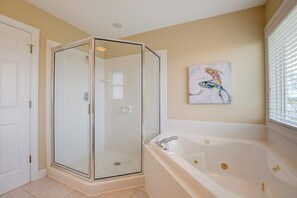 Shower, towels - Water-view duplex with decks, outdoor shower, washer/dryer, and beach access (North Topsail Beach)