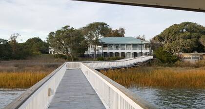 Coastal condo with excellent views, balcony, washer/dryer, & AC - pool access