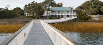 Coastal condo with excellent views, balcony, washer/dryer, & AC - pool access