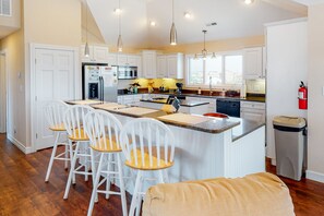 Kjøleskap, mikrobølgeovn, ovn og kokeplater