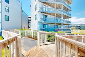 Property grounds - Ocean-view condo with elevator, balcony, W/D, community outdoor pool & grills (North Topsail Beach)