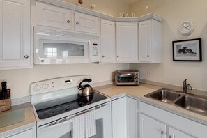 Fridge, microwave, oven, stovetop - Oceanfront, dog-friendly condo with ocean view, central AC & WiFi (Hatteras)