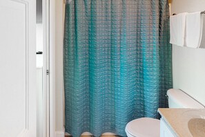 Shower, towels - Oceanfront, dog-friendly condo with ocean view, central AC & WiFi (Hatteras)