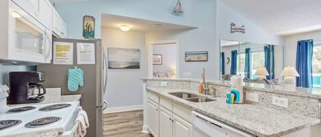 Kjøleskap, mikrobølgeovn, ovn og kokeplater