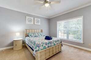 4 bedrooms, desk, travel cot, free WiFi