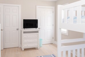 4 عدّة غرف نوم ومكتب وواي فاي مجانًا وملاءات أسرّة