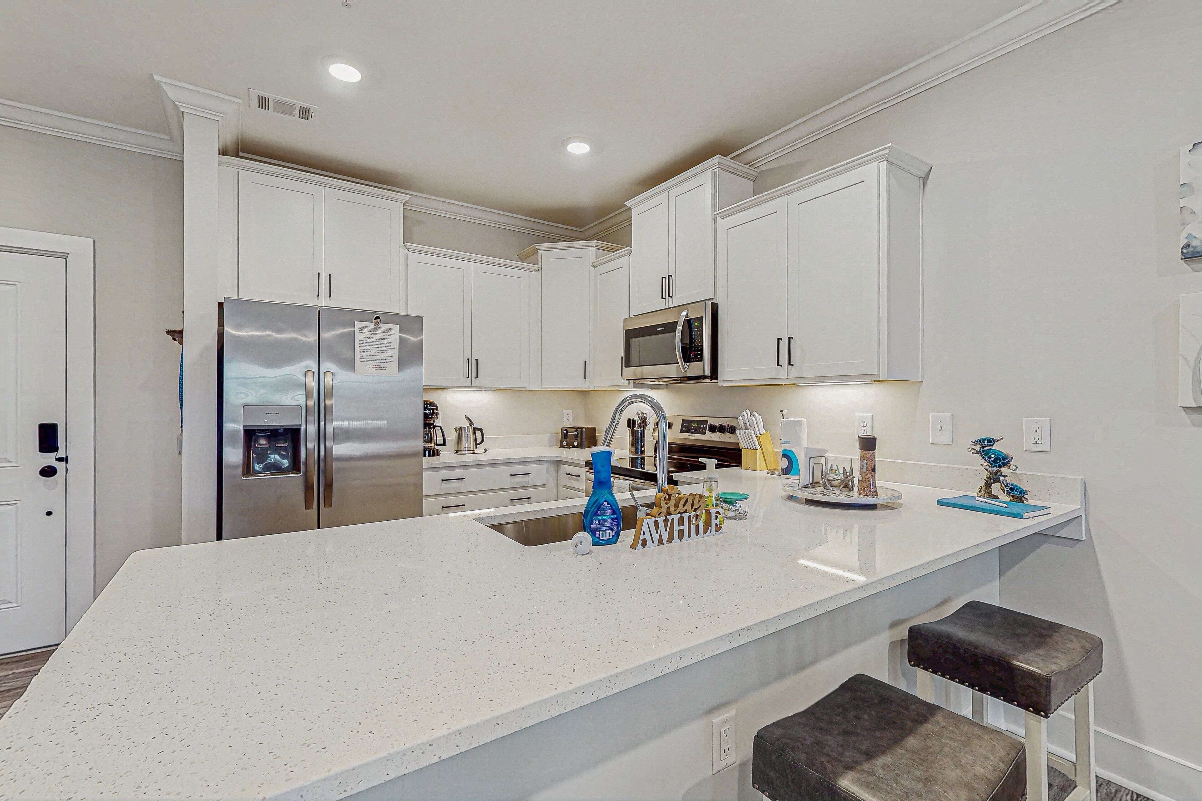 Réfrigérateur, micro-ondes, four, plaque de cuisson