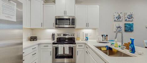 Jääkaappi, mikroaaltouuni, uuni, liesi