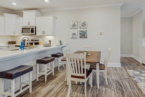 Dining - Coastal home near golf courses with shared pool and tennis courts (Calabash)