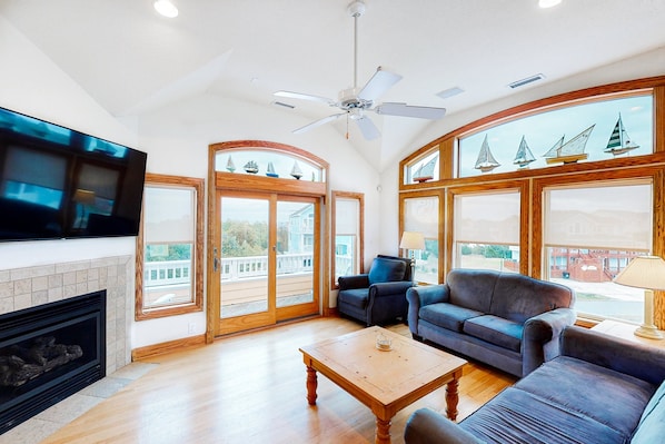 Smart TV, fireplace
