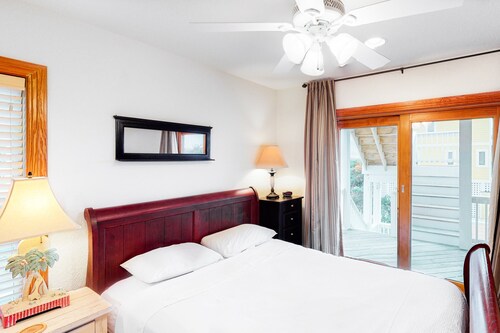 Dog-friendly house with tennis, private pool, hot tub, & fireplace