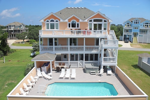 Dog-friendly house with tennis, private pool, hot tub, & fireplace
