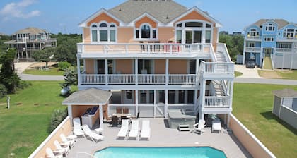 Dog-friendly house with tennis, private pool, hot tub, & fireplace