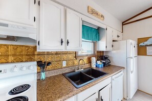 Kjøleskap, mikrobølgeovn, ovn og kokeplater