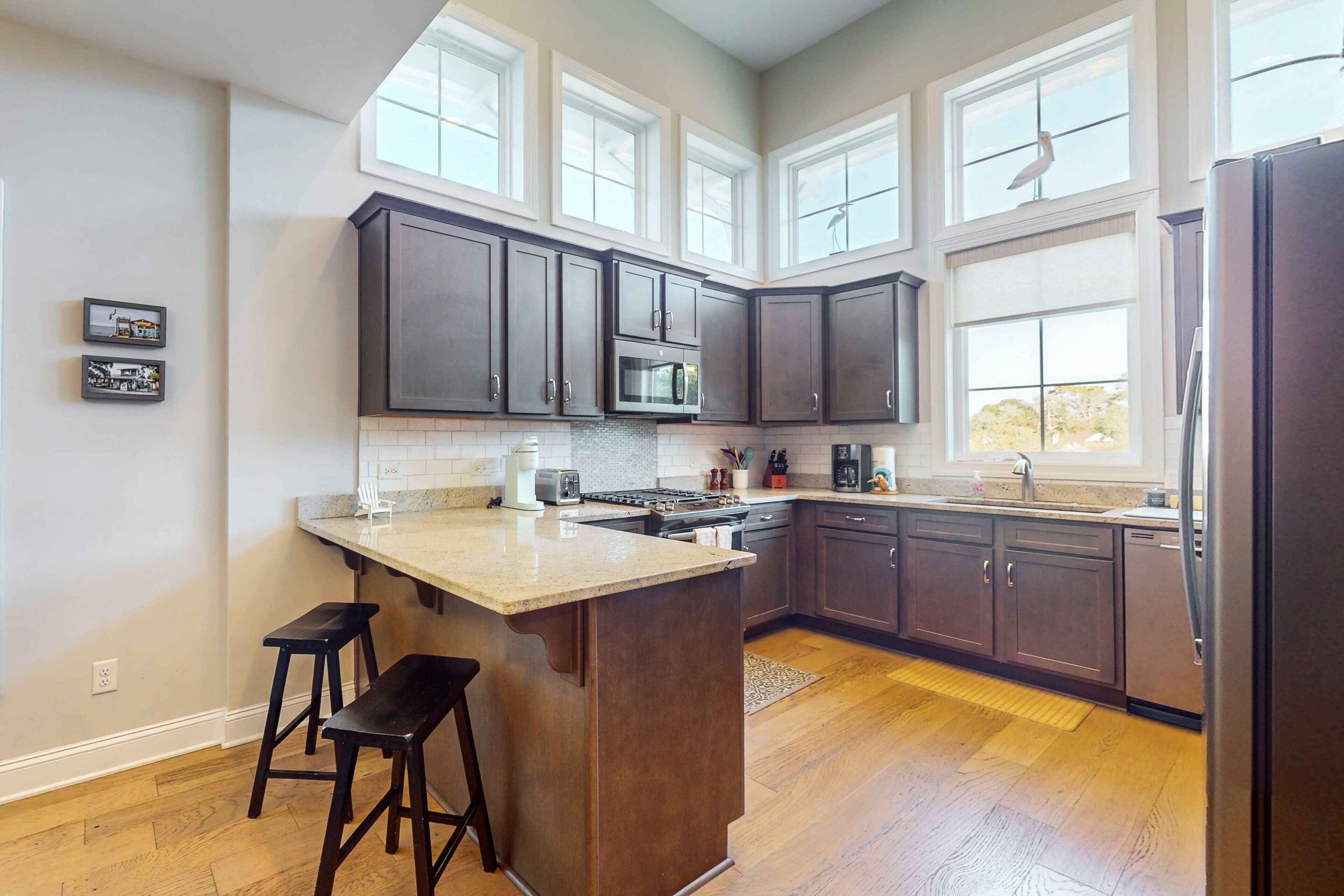 Refrigerador, microondas, horno y parrilla de estufa 