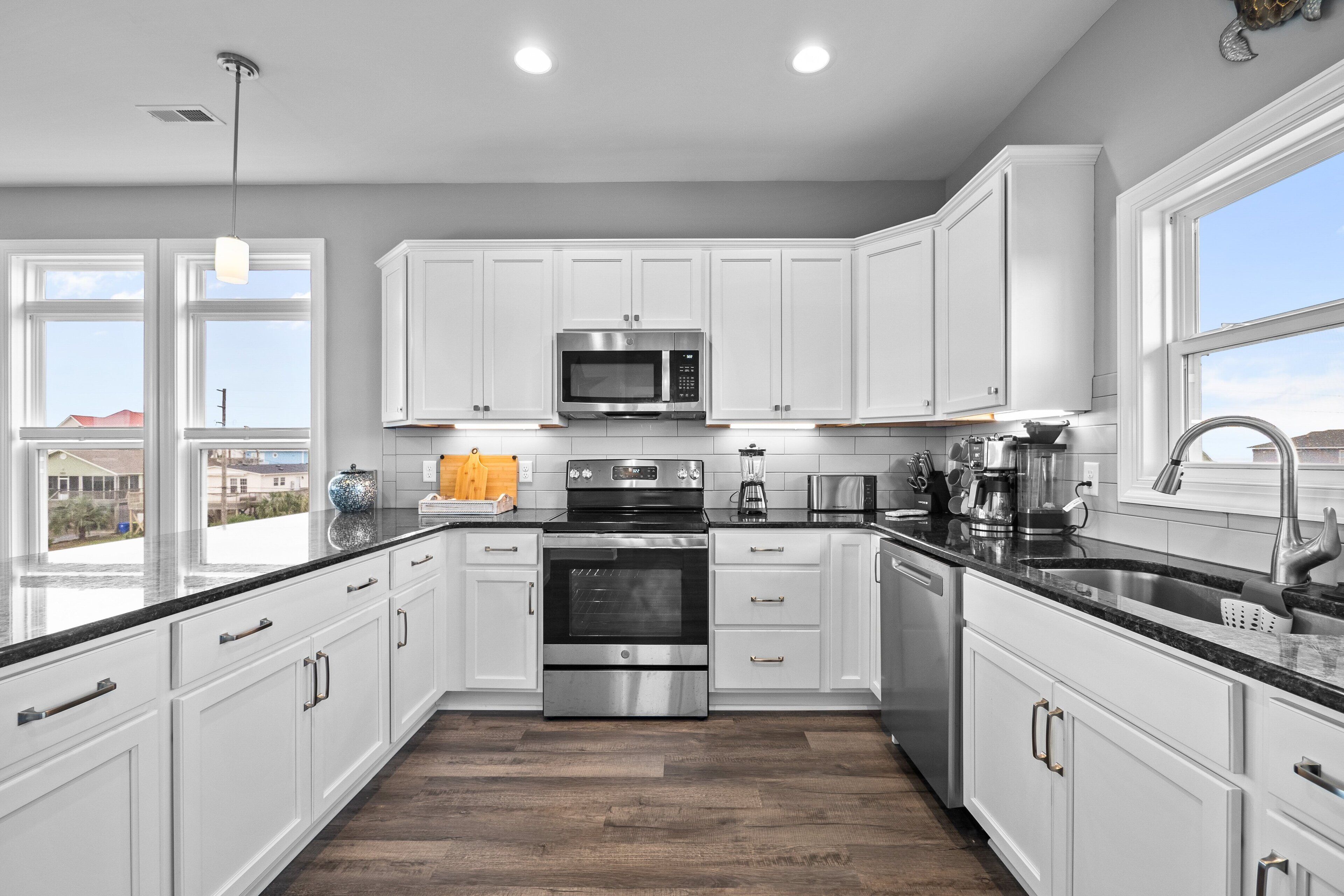 Kjøleskap, mikrobølgeovn, ovn og kokeplater