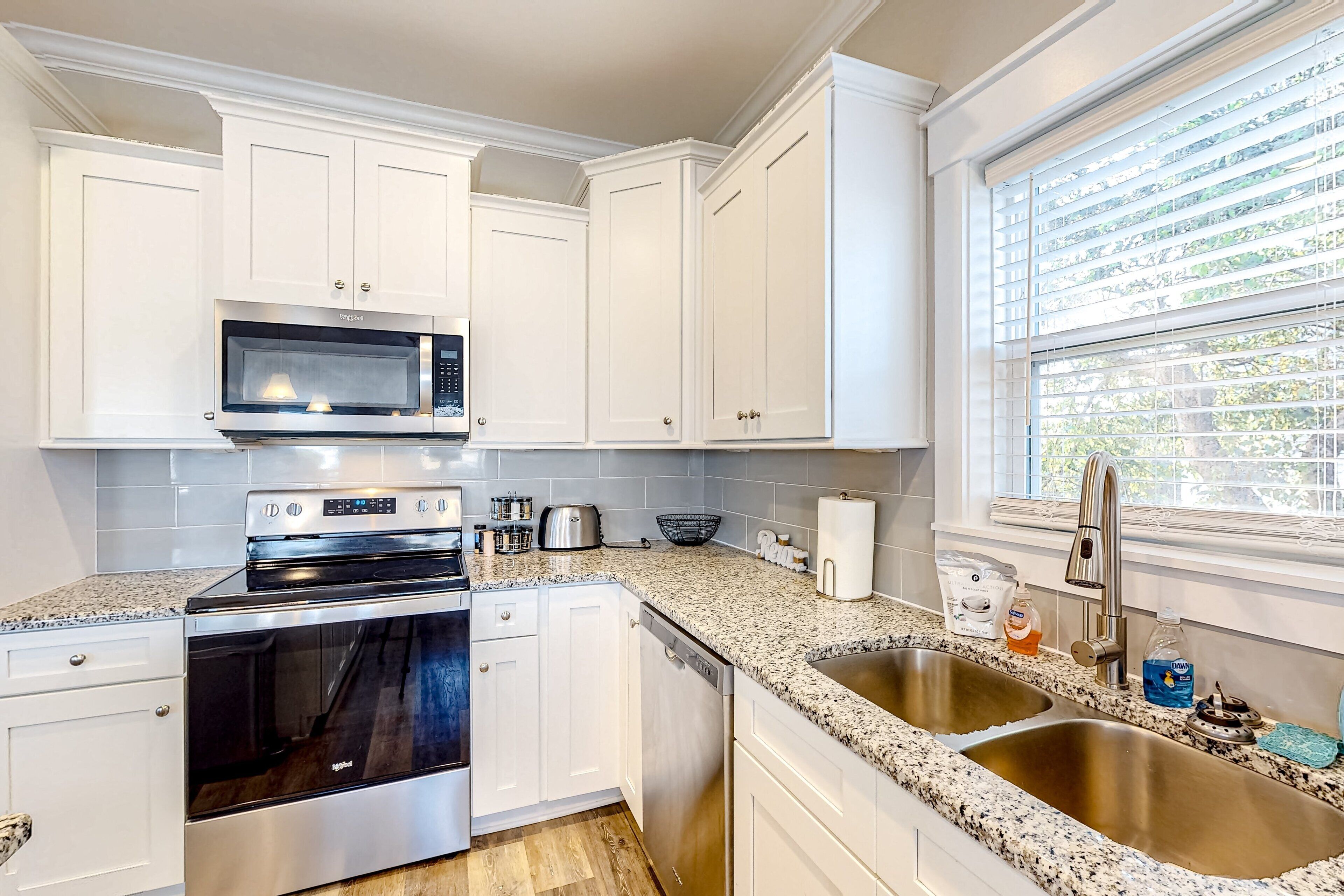 Jääkaappi, mikroaaltouuni, uuni, liesi