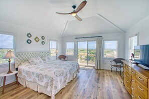 6 bedrooms, free WiFi, bed sheets - Last Mango in Hatteras 191: Private outdoor pool, hot tub, dock, & views (Avon)