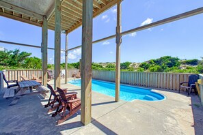 A heated pool - Last Mango in Hatteras 191: Private outdoor pool, hot tub, dock, & views (Avon)