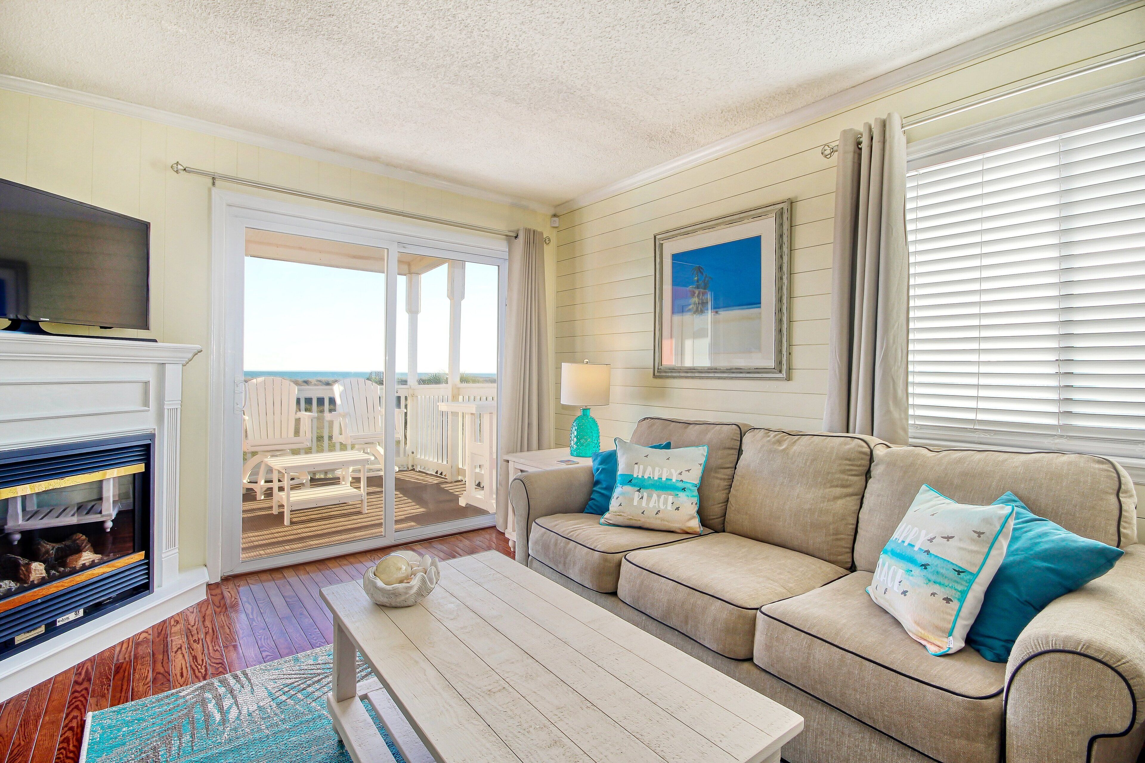 Televisión, chimenea, reproductor de DVD y libros 