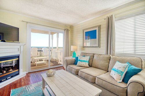 Newly-updated luxury beach condo with ocean views, balcony, & beach access